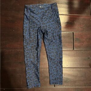 Gap fit little girls size 4Y blue leopard leggings with side pockets.